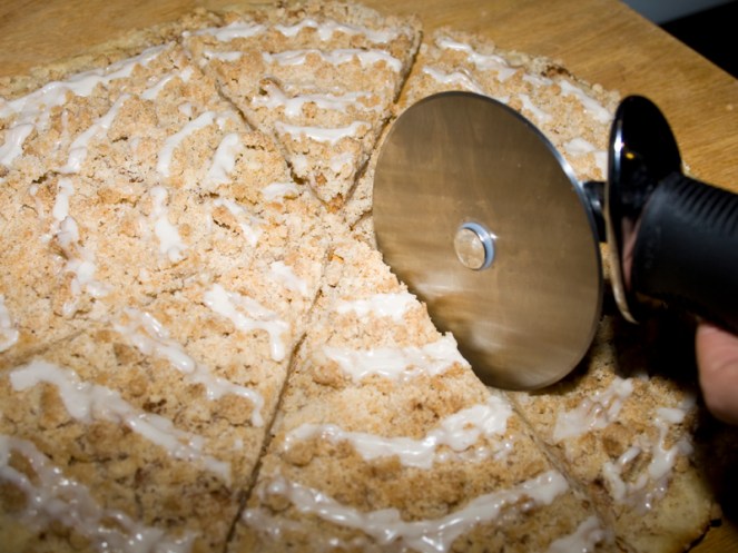 Godfather's Cinnamon Streusel Dessert Pizza 05