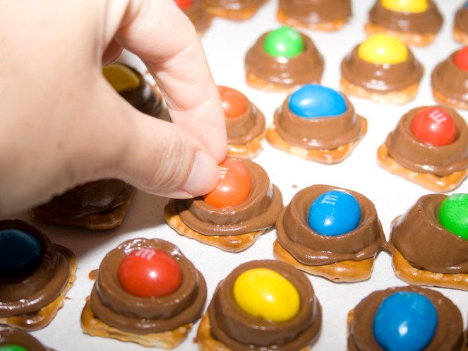 M&M’s® Rolo® Pretzel Bites 03
